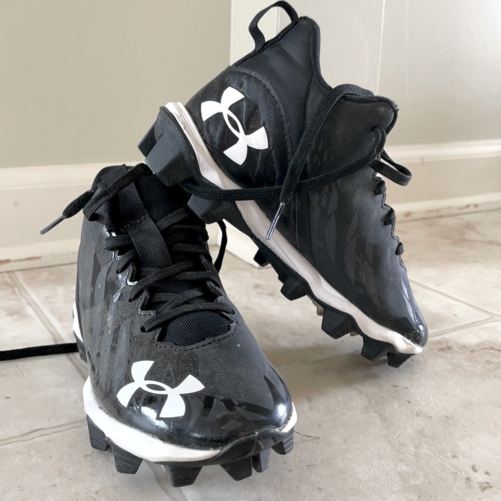 Under armor boys football cleats size 1Y